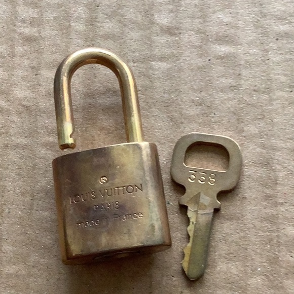 #338 Authentic Louis Vuitton Vintage Padlock Lock & Key Set - Picture 5 of 6